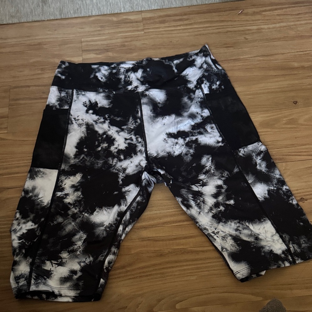 Women’s Black & White Tie-Dye Active Bike Shorts